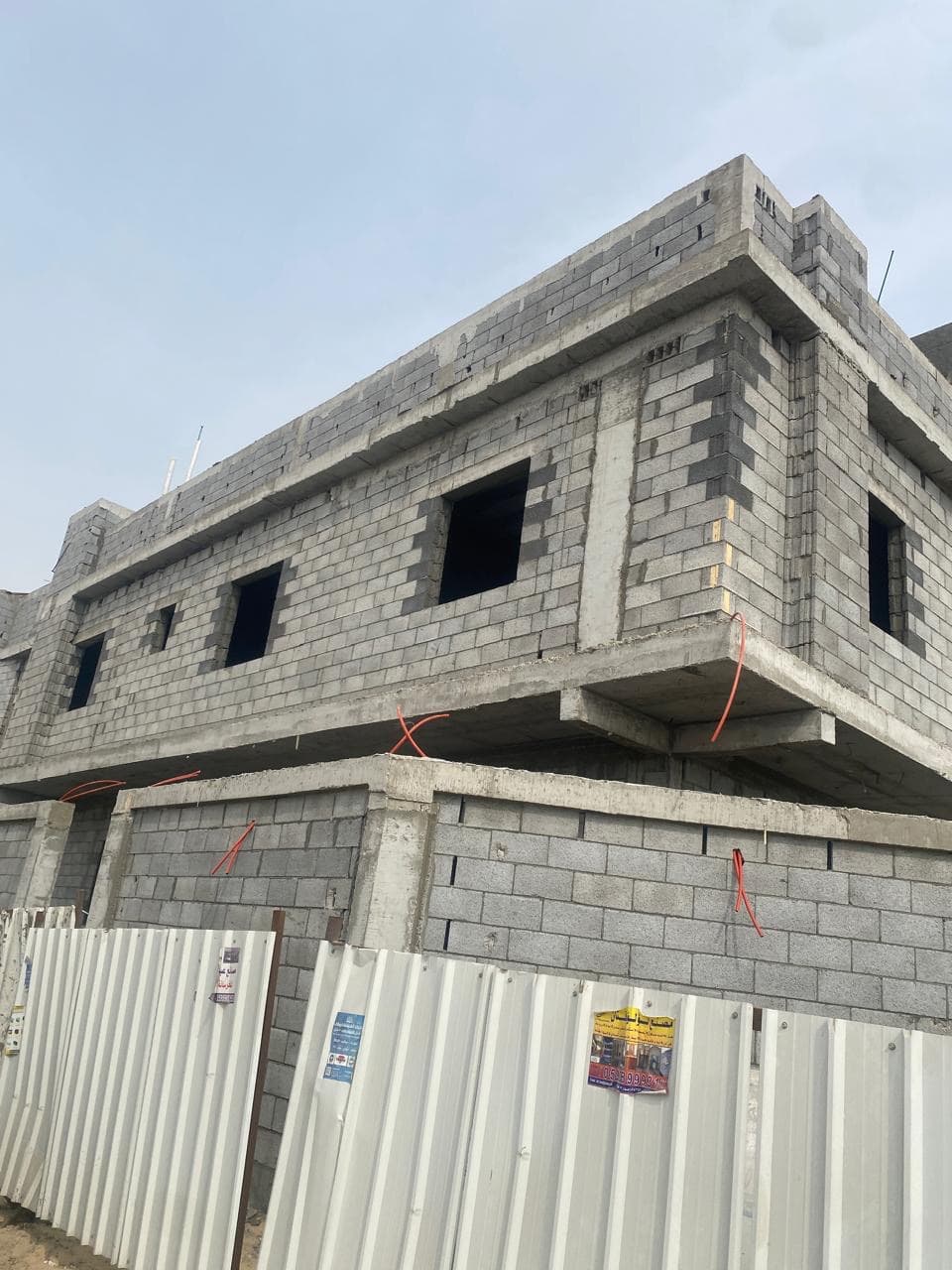 مبنى سكني متعدد الطوابق — مرحلة البناء بالطابوق