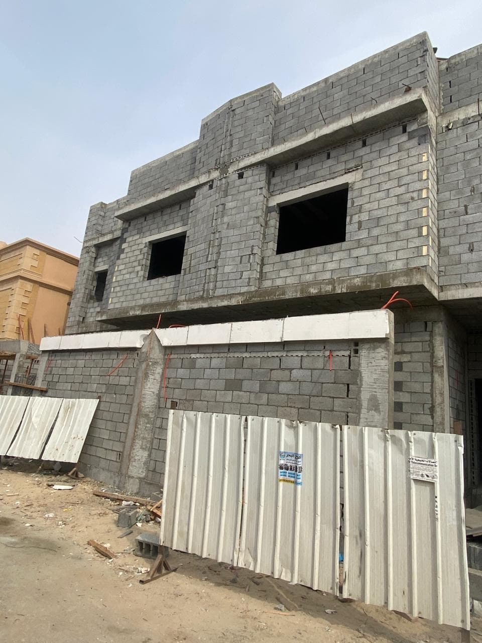 بناء الجدران الخارجية — طابق أرضي وعلوي