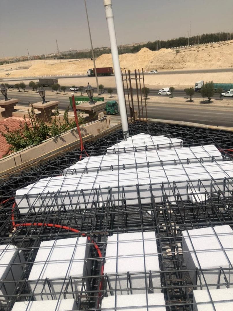 تجهيز شبكة التسليح مع بلوكات الهوردي