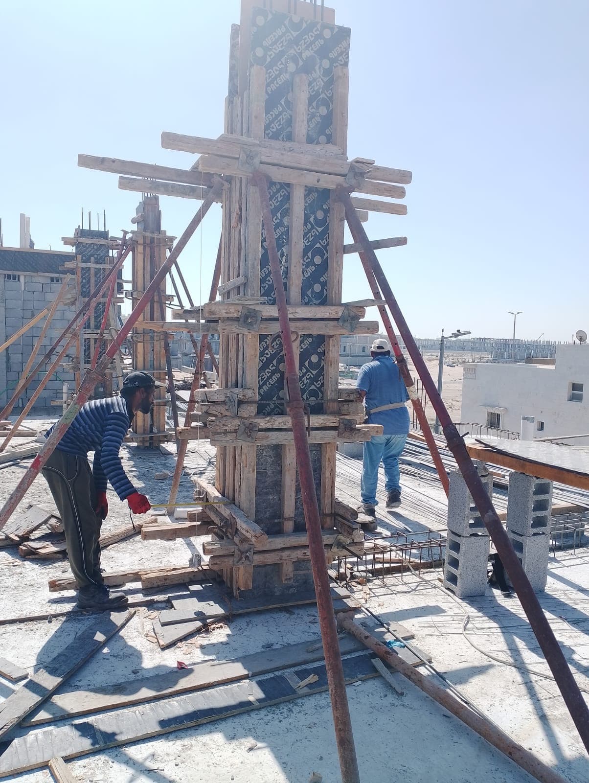 شدة الأعمدة الخشبية وتثبيتها